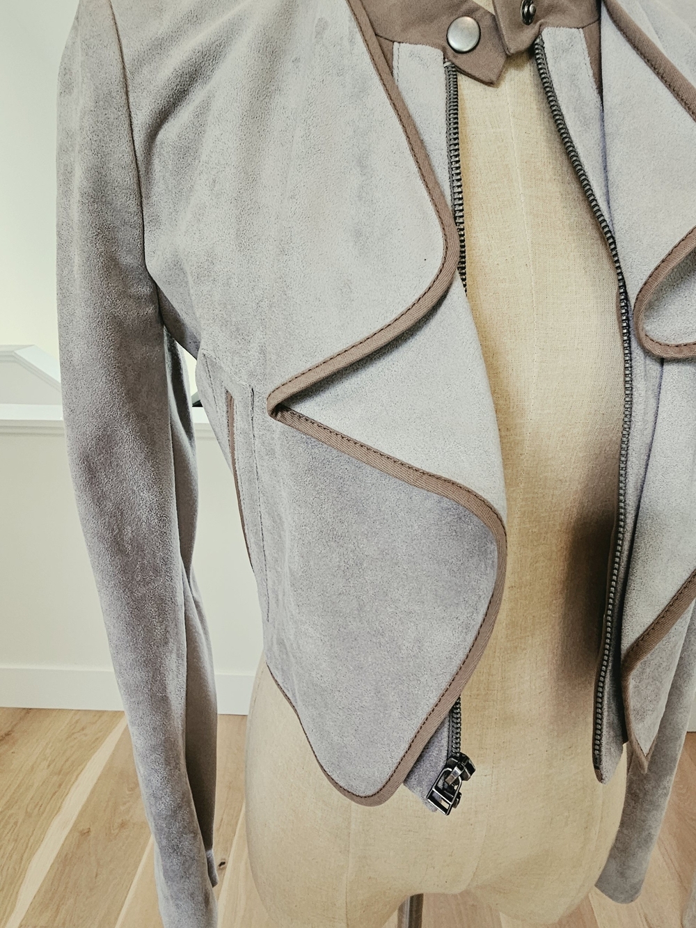 BCBGMaxAzria Light Gray Suede Cropped Jacket with Tan Trim Size XXS